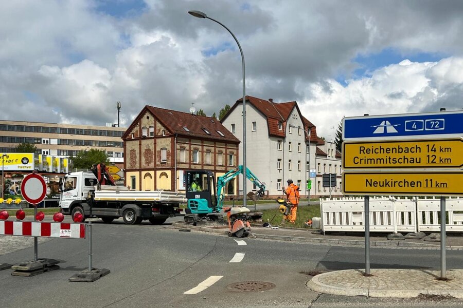 Kreisverkehr: Greizer Straße in Richtung Werdauer Innenstadt dicht - Sperrscheibe am Kreisverkehr nahe dem Fraureuther Einkaufszentrum. Grund ist ein defektes Erdkabel.