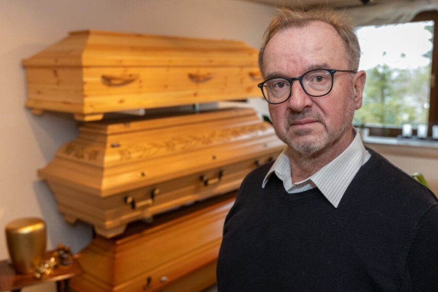 Krematorien im Vogtland weiten Kapazitäten aus - Derzeit werden Trauerfeiern oft auf das Notwendigste reduziert, weiß André Ludwig vom Bestattungsunternehmen Tauscher in Auerbach. 