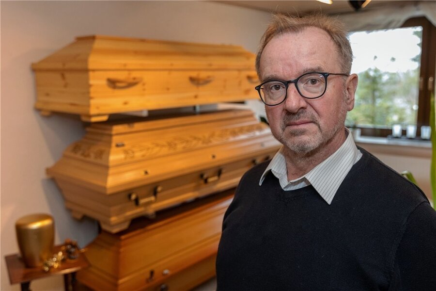 Derzeit werden Trauerfeiern oft auf das Notwendigste reduziert, weiß André Ludwig vom Bestattungsunternehmen Tauscher in Auerbach. 