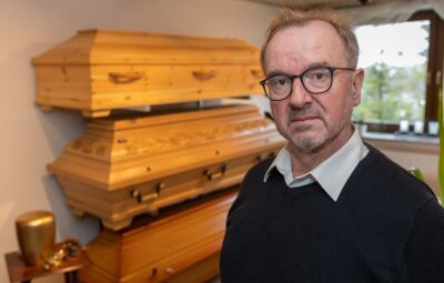 Krematorien im Vogtland weiten Kapazitäten aus - Derzeit werden Trauerfeiern oft auf das Notwendigste reduziert, weiß André Ludwig vom Bestattungsunternehmen Tauscher in Auerbach. 