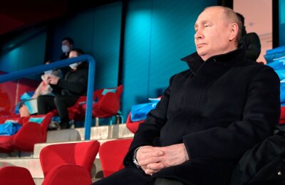 Kreml sieht Waffenruhe zu Olympischen Spielen kritisch - Wladimir Putin verfolgt die Eröffnungsfeier der Olympischen Winterspiele in Peking 2022.