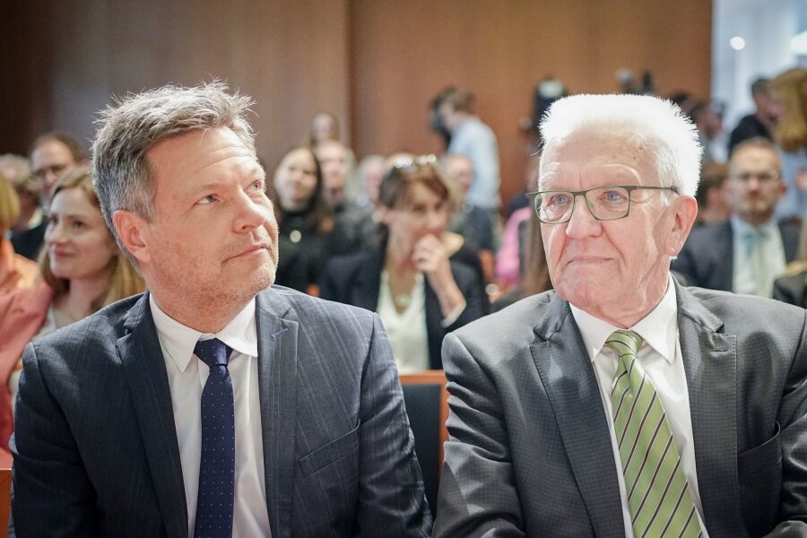 Kretschmann für Habeck als Spitzenkandidat der Grünen - Baden-Württembergs Ministerpräsident Winfried Kretschmann (r) setzt für die Bundestagswahl auf Vize-Kanzler Robert Habeck als Spitzenkandidat (Archivbild).