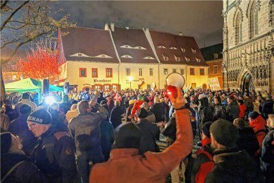 Kretschmer-Besuch in Zwickau von Demonstrationen begleitet - 750 Teilnehmer zählte die Polizei in Zwickau. Der Montagsprotest machte aber einen Bogen um das Rathaus. 