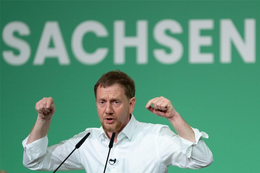 Kretschmer bleibt bei Wunsch nach Koalition ohne Grüne - und meldet CDU-Anspruch auf bisherigen SPD-Ministerposten an - Seit sechseinhalb Jahren Ministerpräsident: Sachsens CDU-Chef Michael Kretschmer auf dem Landesparteitag in Löbau.
