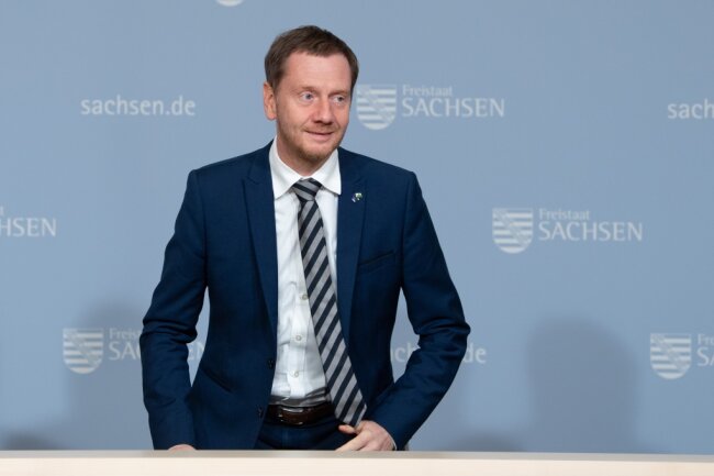 Michael Kretschmer (CDU), Ministerpräsident von Sachsen, kommt in der Sächsischen Staatskanzlei im Anschluss an die Bund-Länder-Schalte zu einer Pressekonferenz.