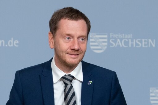 Michael Kretschmer (CDU), Ministerpräsident von Sachsen, kommt in der Sächsischen Staatskanzlei im Anschluss an die Bund-Länder-Schalte zu einer Pressekonferenz.