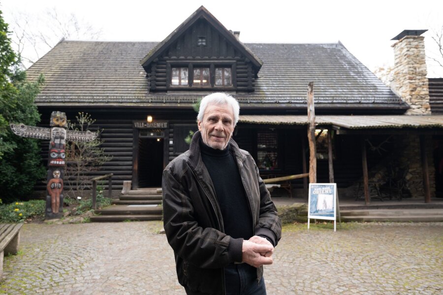 Kretschmer trifft "Häuptling" Gojko Mitić - Gojko Mitic, deutsch-serbischer Schauspieler und Regisseur, steht im Karl May Museum vor der „Villa Bärenfett“.