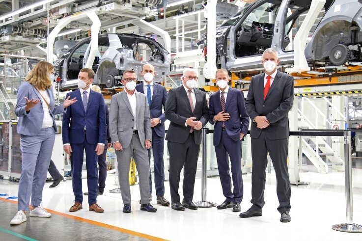 Michael Kretschmer (2. v. l.) hatte im Juni 2021 Bundespräsident Steinmeier (3. v. r.) auf dessen Besuch bei VW in Mosel begleitet. 