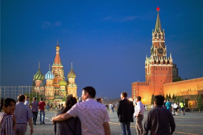Der Kreml auf dem Roten Platz in Moskau: Ein Treffen mit Kreml-Chef Wladimir Putin sind zwar nicht geplant, dennoch sorgt Michael Kretschmers Besuch in Russlands Hauptstadt für Wirbel. 