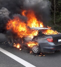 Kreuz Chemnitz: BMW steht auf der A 72 in Flammen - 