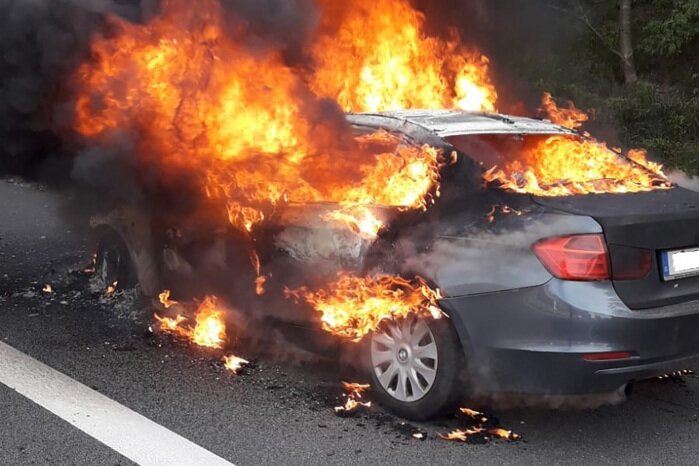 Kreuz Chemnitz: BMW steht auf der A 72 in Flammen