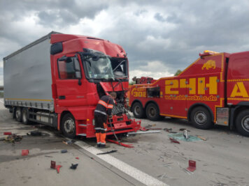 Kreuz Chemnitz: Vier Verletzte nach Unfall mit zwei Lkw - Auf der A4 von Dresden Richtung Chemnitz ist es gegen 9 Uhr zu einem Unfall gekommen.