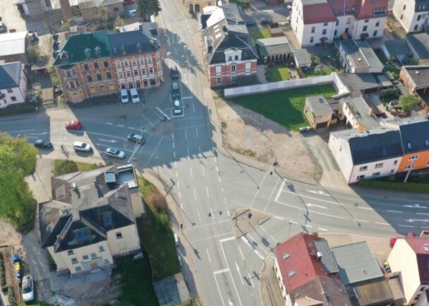 Damit der Verkehr an dieser Stelle in Neukirchen bald flüssiger rollt, soll die Kreuzung zum ovalen Kreisverkehr umgebaut werden. 