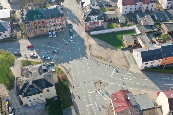 Kreuzung in Neukirchen: Umbau lässt auf sich warten - Damit der Verkehr an dieser Stelle in Neukirchen bald flüssiger rollt, soll die Kreuzung zum ovalen Kreisverkehr umgebaut werden. 