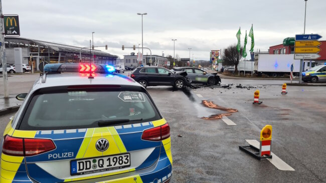 Kreuzungscrash in Zwickau sorgt für reichlich Schaden - 
