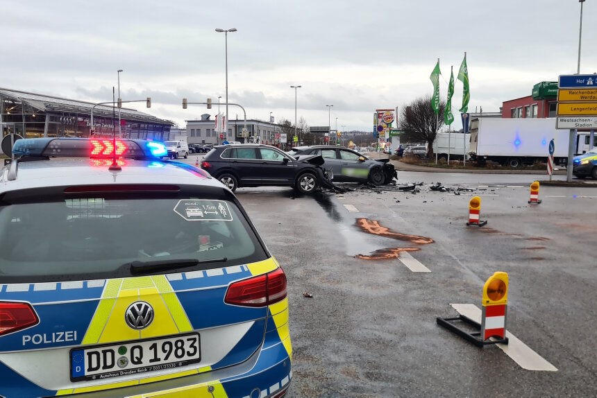 Kreuzungscrash in Zwickau sorgt für reichlich Schaden - 