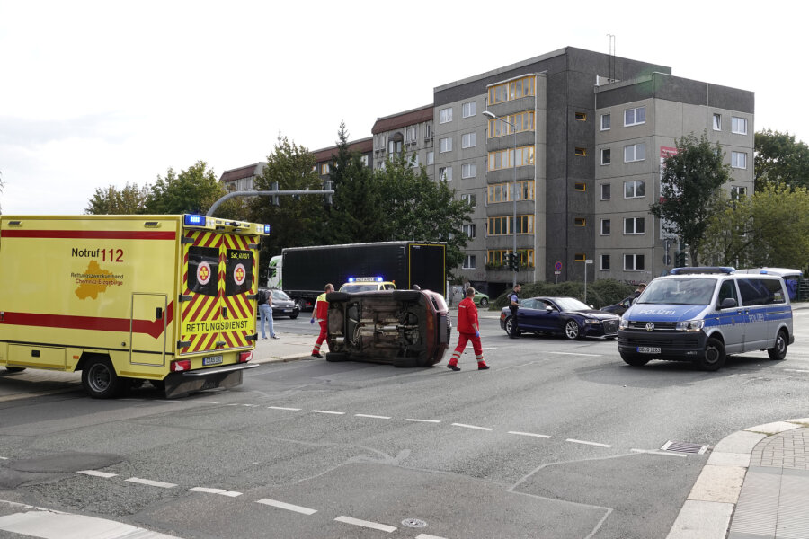 Kreuzungsunfall: Audi rammt Skoda - 