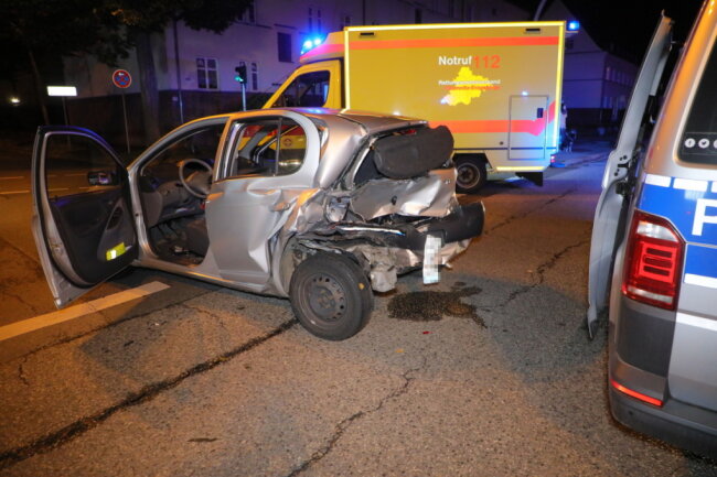 Kreuzungsunfall in Chemnitz: Toyota-Fahrerin schwerverletzt - 