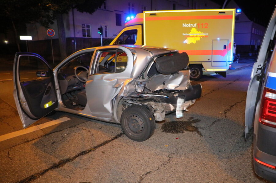 Kreuzungsunfall in Chemnitz: Toyota-Fahrerin schwerverletzt - 