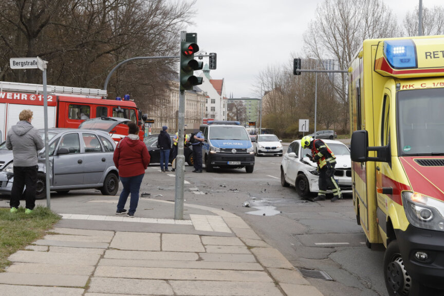 Kreuzungsunfall zwischen BMW und Opel - 