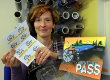 Kriebel geht auf Abenteuertour - 
              <p class="artikelinhalt">Antje Ebermann präsentiert den Abenteuer-Pass. </p>
            