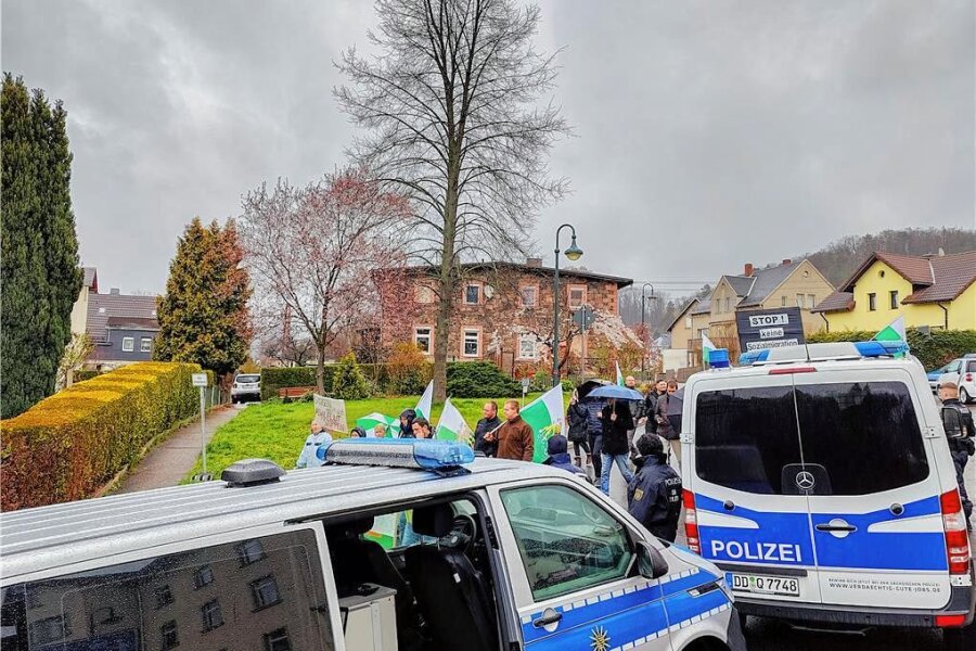 Kriebethal: Erneuter Protest gegen die Unterbringung von ausländischen Jugendlichen - Die Polizei schirmte das ehemalige Pflegeheim von den Demonstranten mit mehreren Fahrzeugen ab. 