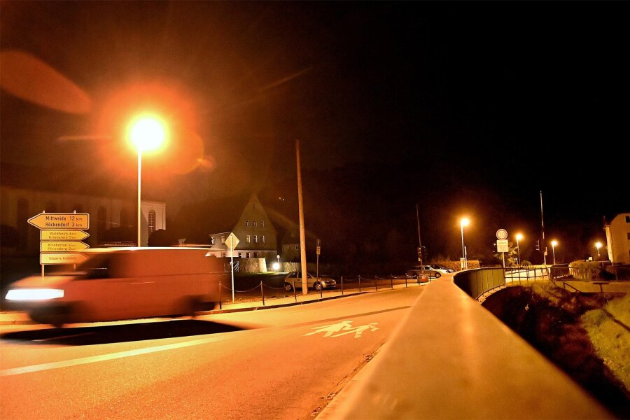 Kriebstein kämpft gegen Dunkelheit - Sorge um Sicherheit - Die Straßenbeleuchtung im Kriebsteiner Ortsteil Grünlichtenberg. Auch hier galt bislang eine Nachtabschaltung über vier Stunden. Die wurde nun wieder aufgehoben.