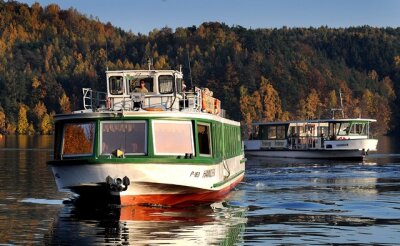 Kriebstein-Talsperre: Schiffe fahren länger - Die letzten Ausflugsboote der Saison sind noch bis Anfang November auf der Talsperre Kriebstein in der Herbstsonne unterwegs.