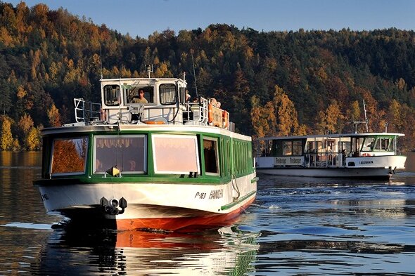Kriebstein-Talsperre: Schiffe fahren länger - Die letzten Ausflugsboote der Saison sind noch bis Anfang November auf der Talsperre Kriebstein in der Herbstsonne unterwegs.