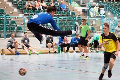 Krieg bremst Annaberger Handballer aus - Es wird noch einige Zeit dauern, bis die Handballer ihre Kontrahenten in der Silberlandhalle wieder "foppen" können - so wie dies Massimo Hertel in dieser Szene eines Spiels gegen den HC Fraureuth mit dessen Torwart Benno Raimer machte. 