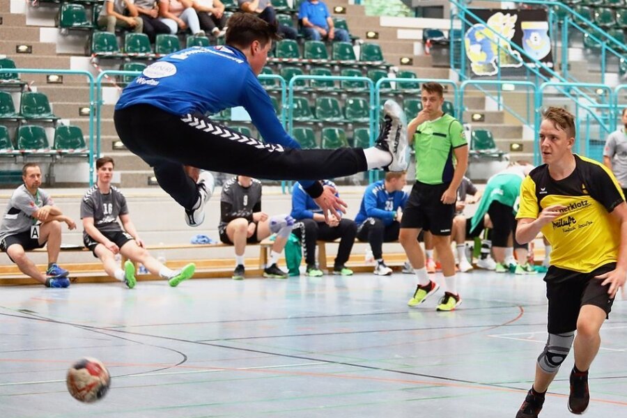 Es wird noch einige Zeit dauern, bis die Handballer ihre Kontrahenten in der Silberlandhalle wieder "foppen" können - so wie dies Massimo Hertel in dieser Szene eines Spiels gegen den HC Fraureuth mit dessen Torwart Benno Raimer machte. 