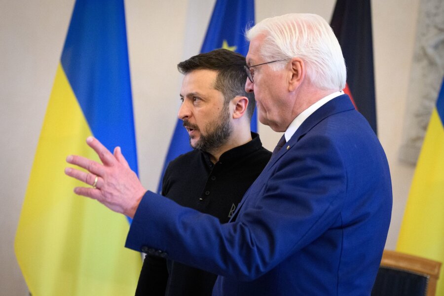 Krieg gegen die Ukraine: So ist die Lage - Bundespräsident Frank-Walter Steinmeier (r.) begrüßt Wolodymyr Selenskyj zu einem Gespräch im Schloss Bellevue.