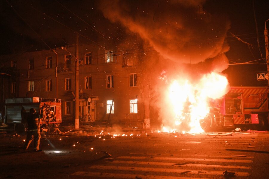 Krieg gegen die Ukraine: So ist die Lage - Jüngste russische Angriffe auf Charkiw haben schwere Zerstörungen angerichtet und unter anderem die Stromversorgung zum Erliegen gebracht.