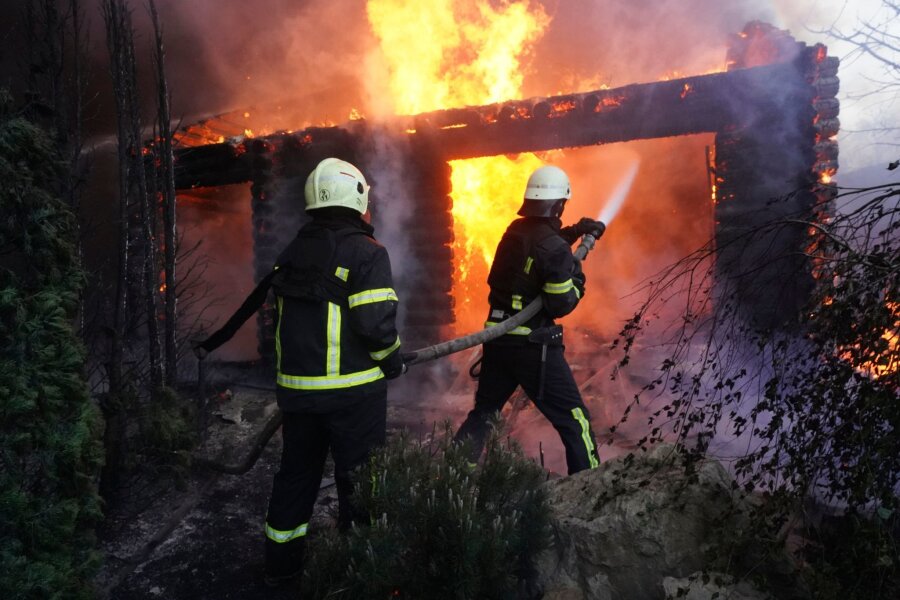 Krieg gegen die Ukraine: So ist die Lage - Feuerwehrleute löschen am 4. Mai in Charkiw ein Feuer, nachdem ein Haus von russischem Beschuss getroffen wurde.