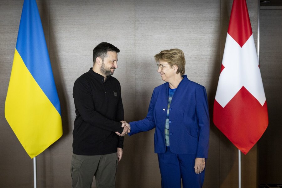 Krieg gegen die Ukraine: So ist die Lage - Der ukrainische Präsident Wolodymyr Selenskyj (l.) und die Schweizer Bundespräsidentin, Viola Amherd, bei der Begrüßung.