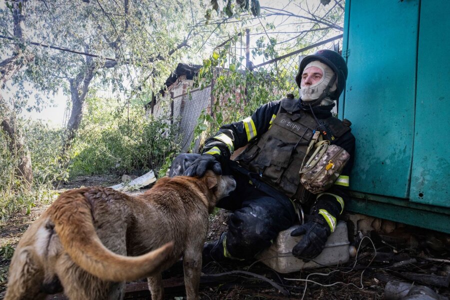 Krieg gegen die Ukraine: So ist die Lage - Russland hat eine Offensive gegen Charkiw gestartet. Für die ukrainischen Einsatzkräfte wie diesen Feuerwehrmann gibt es viel zu tun.