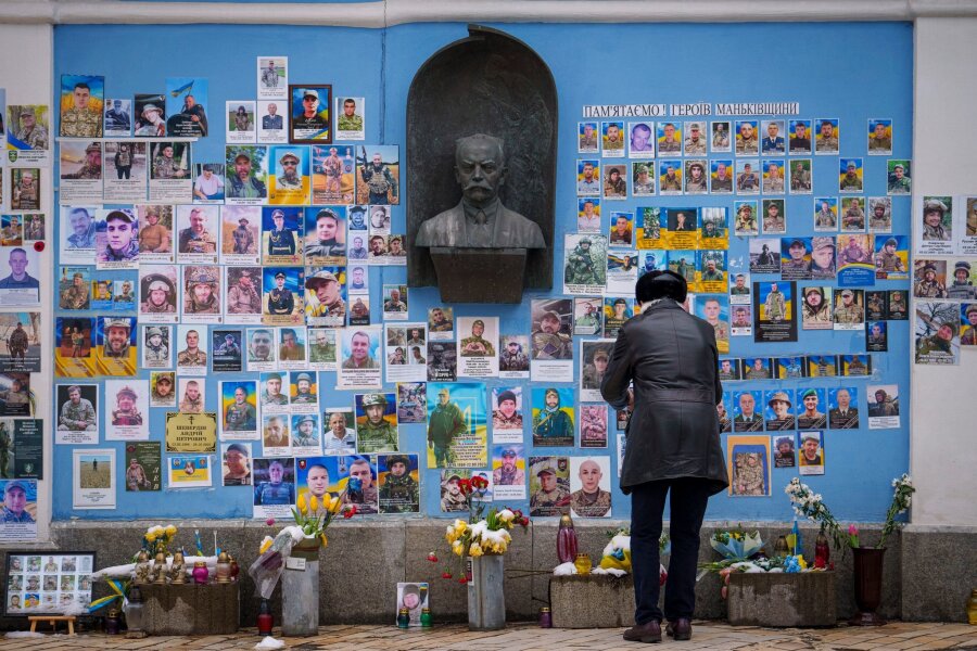 Krieg gegen die Ukraine: So ist die Lage - Eine Gedenkmauer in Kiew erinnert an gefallene ukrainische Militärangehörige.