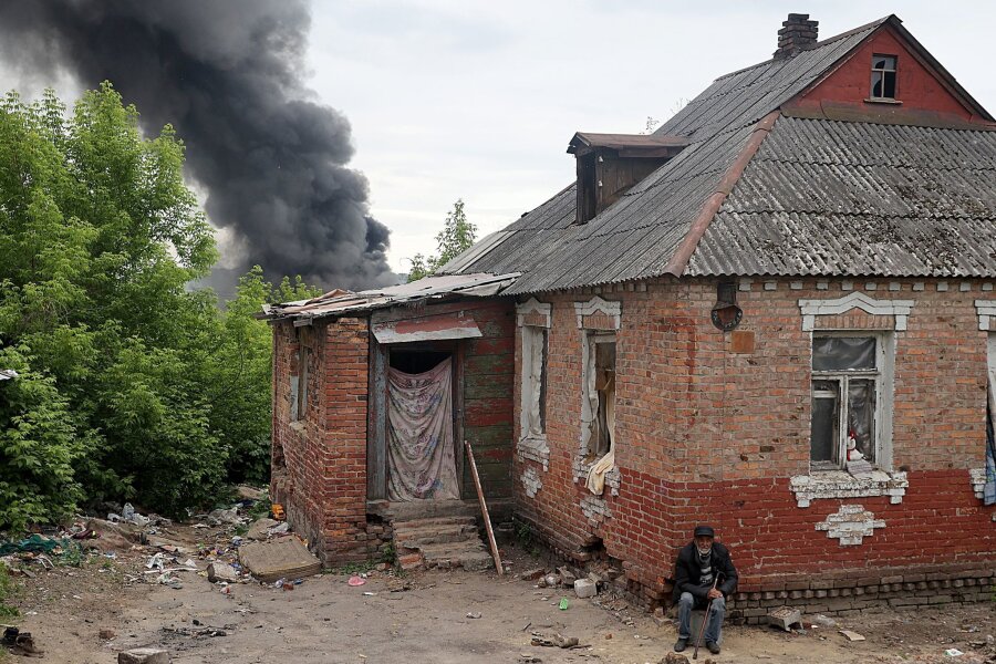 Krieg gegen die Ukraine: So ist die Lage - Nach dem Beschuss durch russische Truppen steigt hinter einem Haus in Charkiw eine Rauchsäule auf.