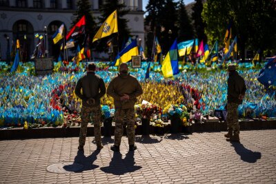 Krieg gegen die Ukraine: So ist die Lage - Auf dem Unabhängigkeitsplatz in Kiew wurden Flaggen und Fotos zum Gedenken an im Krieg gefallene Zivilisten und Soldaten aufgestellt.