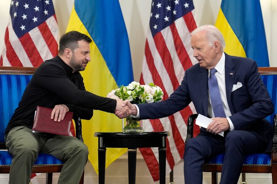 Krieg gegen die Ukraine: So ist die Lage - Joe Biden und Wolodymyr Selenskyj bei einem Treffen in Paris.