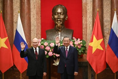 Krieg gegen die Ukraine: So ist die Lage - Kremlchef Wladimir Putin (l) und der vietnamesische Präsident To Lam posieren im Präsidentenpalast in Hanoi für die Fotografen.