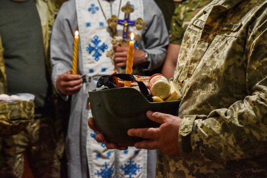 Krieg gegen die Ukraine: So ist die Lage - Die Ukrainer feiern das orthodoxe Osterfest, und die Soldaten der ukrainischen Streitkräfte halten sich auch an der Front an die nationalen Traditionen.