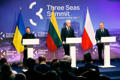 Krieg gegen die Ukraine: So ist die Lage - Der ukrainische Präsident Wolodymyr Selenskyj (l-r), der litauische Präsident Gitanas Nauseda und der polnische Präsident Andrej Duda auf dem Gipfel der Drei-Meeres-Initiative in Vilnius.