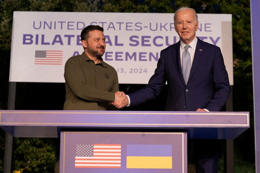 Krieg gegen die Ukraine: So ist die Lage - Das neue Sicherheitsabkommen zwischen Washington um US-Präsident Biden (r) und Kiew um Ukraines Präsident Selenskyj ist auf zehn Jahre angelegt.