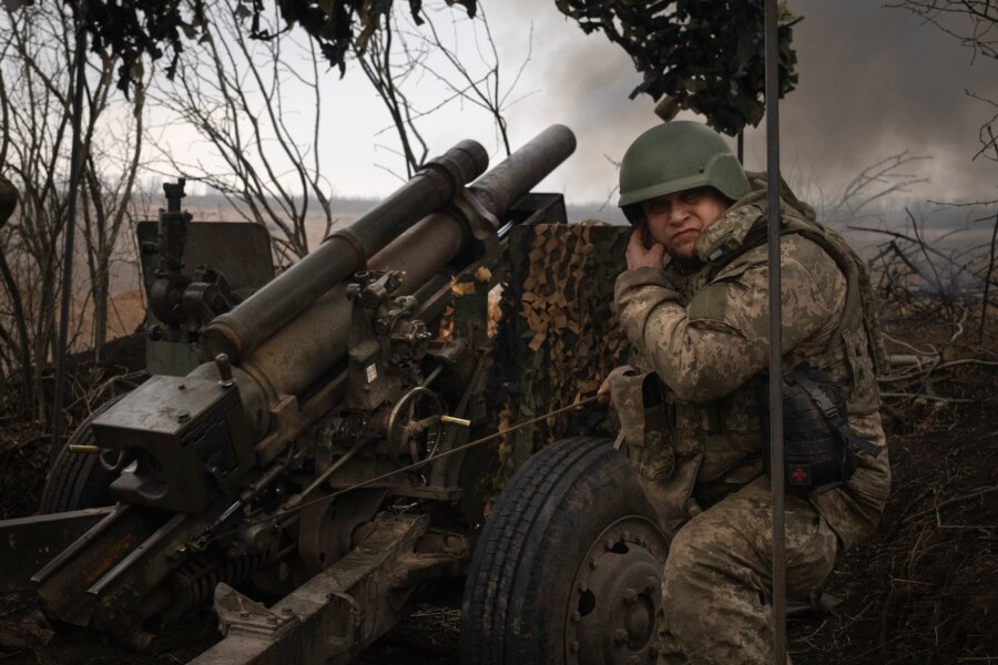 Krieg gegen die Ukraine: So ist die Lage - Ukrainische Soldaten der 71. Jägerbrigade feuern eine Haubitze M101 auf russische Stellungen an der Frontlinie ab.