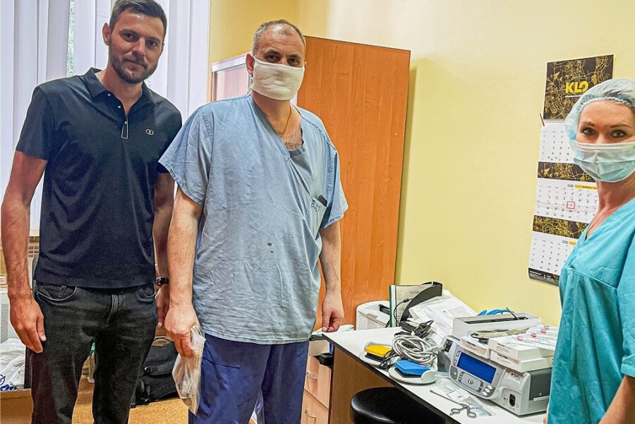 Nataliya Schreiber-Tereshchenko (r.) übergibt in der Kiewer Klinik für Traumatologie das Arthroskopie-Sets, das mit Spenden aus Mittweida und Dresden angeschafft werden konnte. 