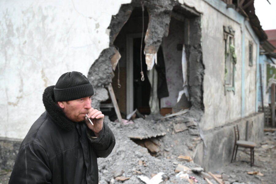 Das von der staatlichen russischen Nachrichtenagentur Sputnik veröffentlichte Bild zeigt einen Mann in der Nähe eines nach Beschuss zerstörten Wohnhauses in dem Dorf nördlich von Donezk. Russische Truppen haben ihren erwarteten Angriff auf die Ukraine gestartet.