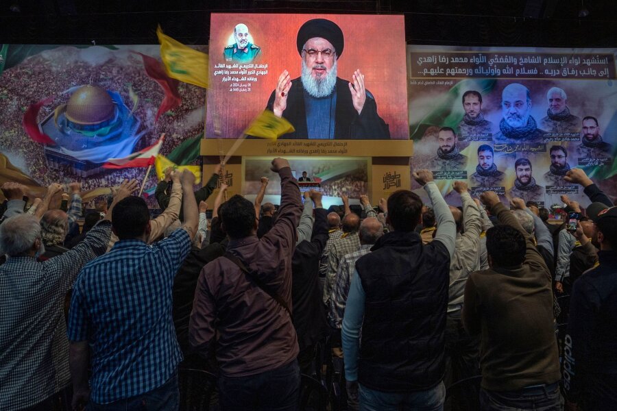 Krieg zwischen Israel und Hisbollah hätte verheerende Folgen - Anhänger jubeln Hisbollah-Generalsekretär Hassan Nasrallah in Beirut bei einer per Videolink übertragenen Fernsehansprache zu. Nasrallah wird nicht müde, den Erfolg der Hisbollah und die "Erschöpfung des Feindes" Israel zu betonen.