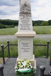 Kriegerdenkmal in Dänkritz restauriert und neu ausgerichtet - Das Kriegerdenkmal ist restauriert worden. 