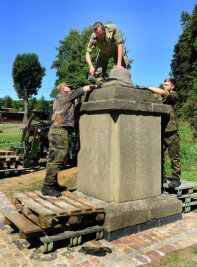 Kriegerdenkmal in Frankenberg steht wieder - Bundeswehr-Soldaten hatten den Wiederaufbau des Denkmals übernommen.